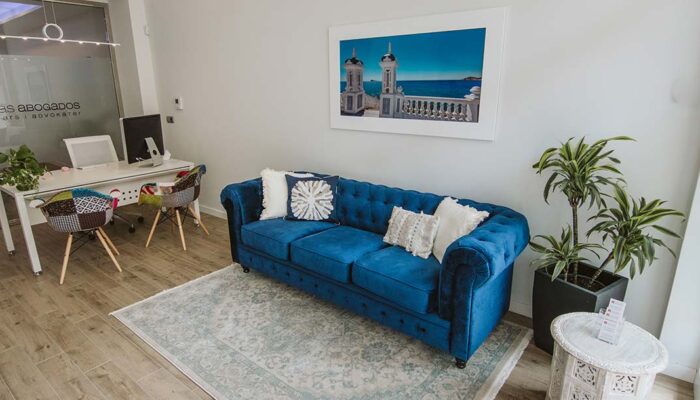 Blå soffa och mottagningsområde som köper hus i Spanien av Costa Blanca Fastighetsadvokat